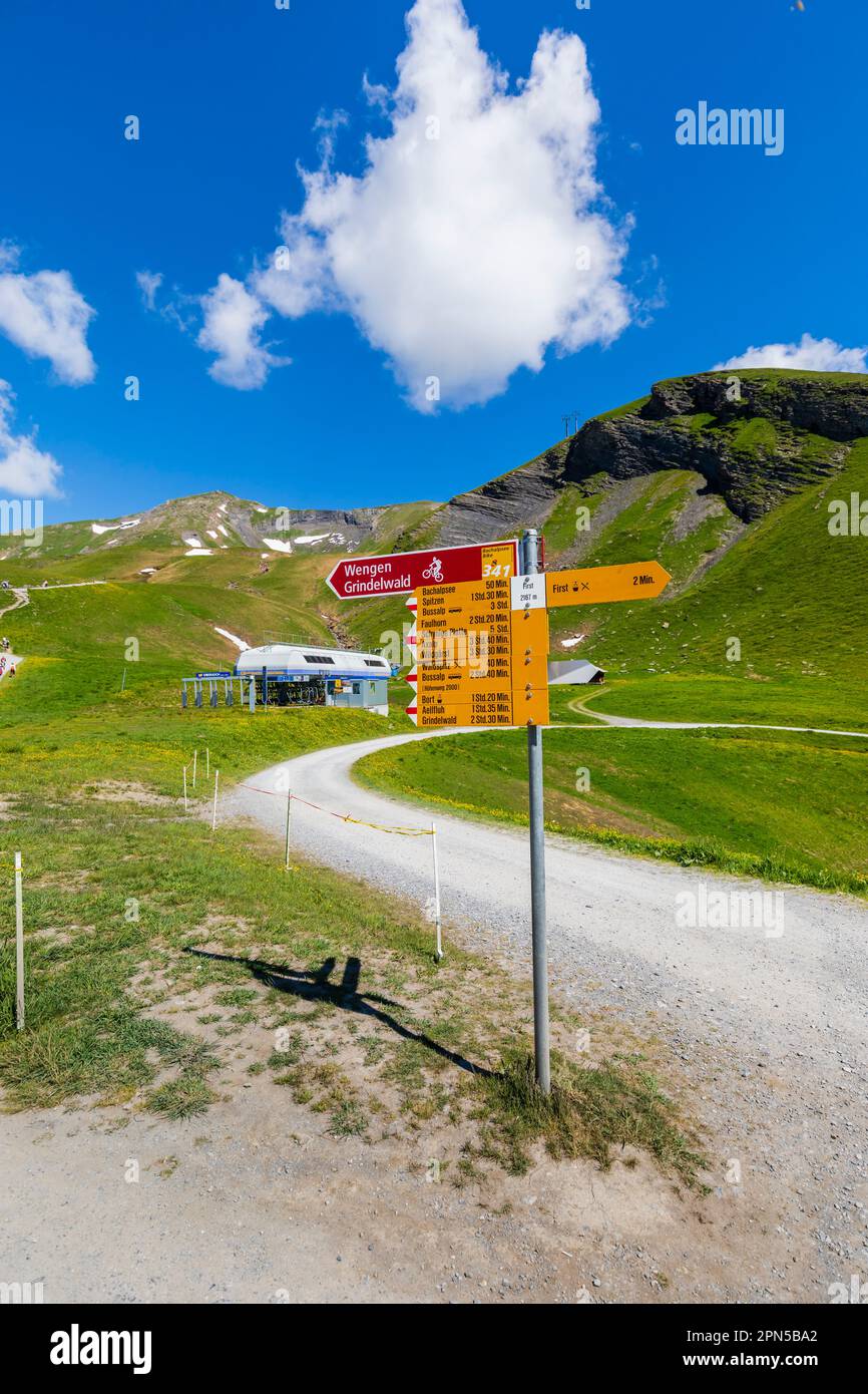 Indicazioni per biciclette e escursionisti con tempi di percorrenza a Grindelwald-First nella regione Jungfrau delle Alpi bernesi dell'Oberland, Svizzera Foto Stock