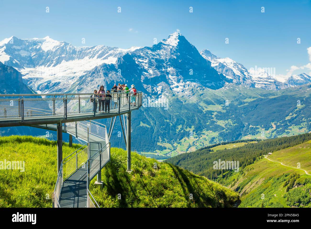 First Cliff Walk Walk, una piattaforma panoramica aerea a Grindelwald-First, regione di Jungfrau, Oberland Bernese, Svizzera e Eiger Foto Stock
