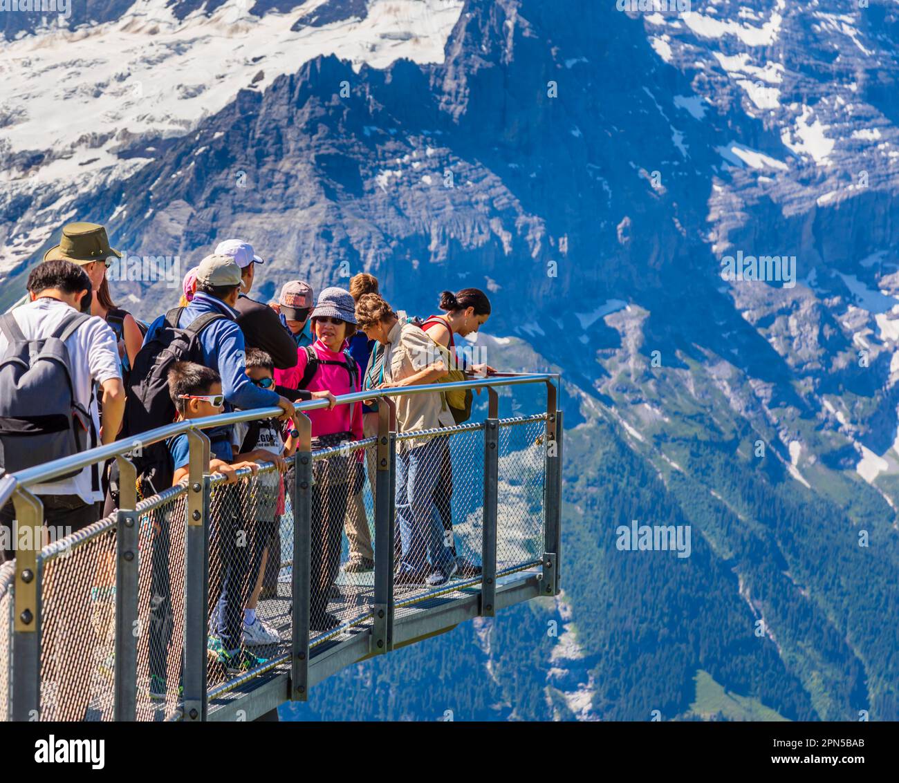 First Cliff Walk Walk, una piattaforma panoramica aerea a Grindelwald-First, regione di Jungfrau, Oberland Bernese, Svizzera con vista su Eiger Foto Stock