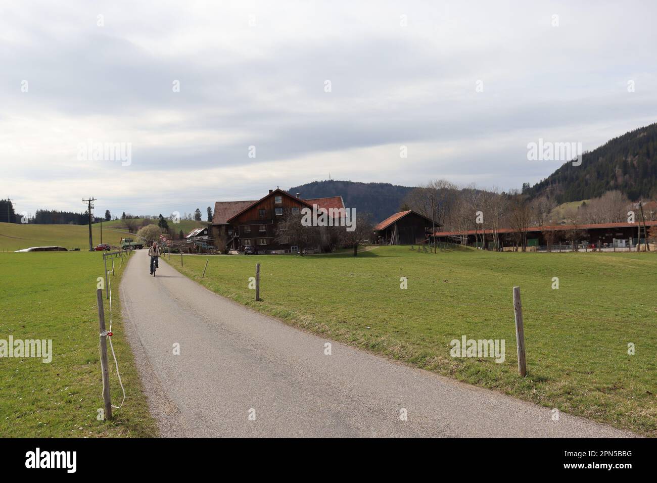 Relax e svago nella campagna di Weitnau, Baviera. La foto mostra le fattorie e le colline della Baviera nella splendida città. Germania Foto Stock