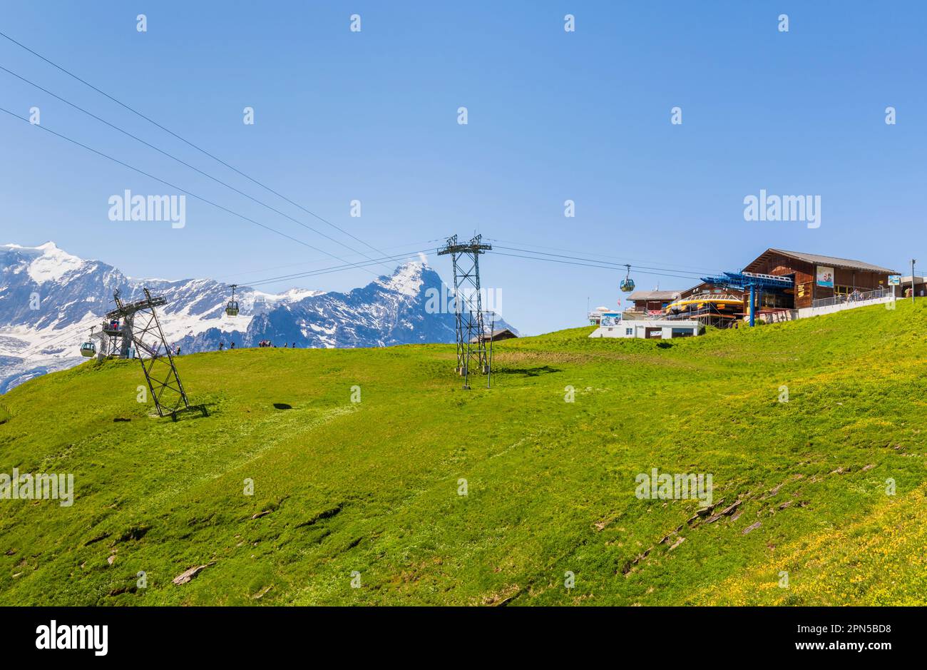 Vista sulla stazione della funivia di Grindelwald-First e sull'Eiger, regione dello Jungfrau, delle Alpi bernesi dell'Oberland, Svizzera in estate Foto Stock