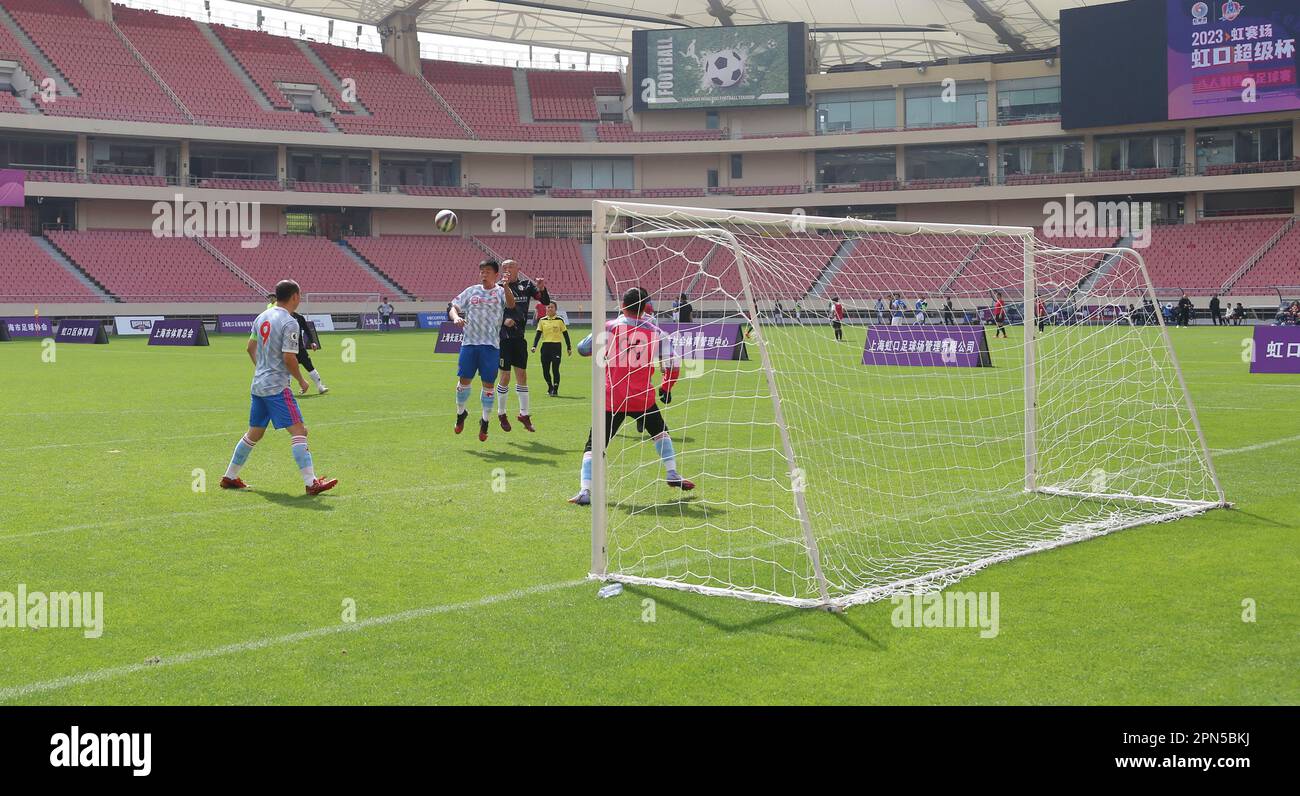 SHANGHAI, CINA - 16 APRILE 2023 - gli appassionati di calcio Grassroots si  sfidano allo stadio di calcio Hongkou, una sede professionale della Super  League cinese, a SH Foto stock - Alamy