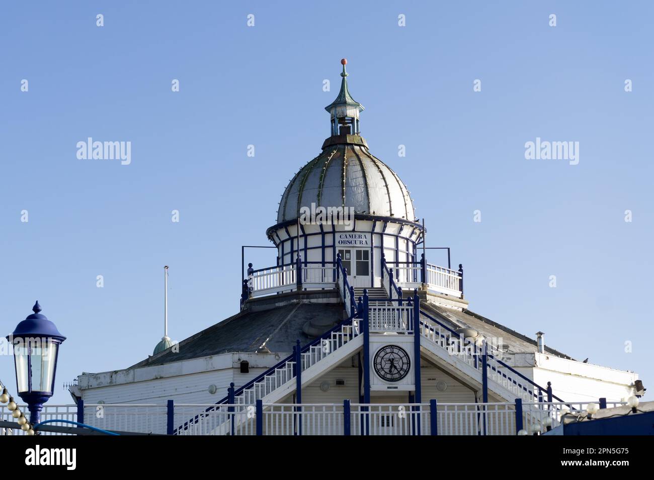 Camera Obscura sul molo di Eastbourne Foto Stock