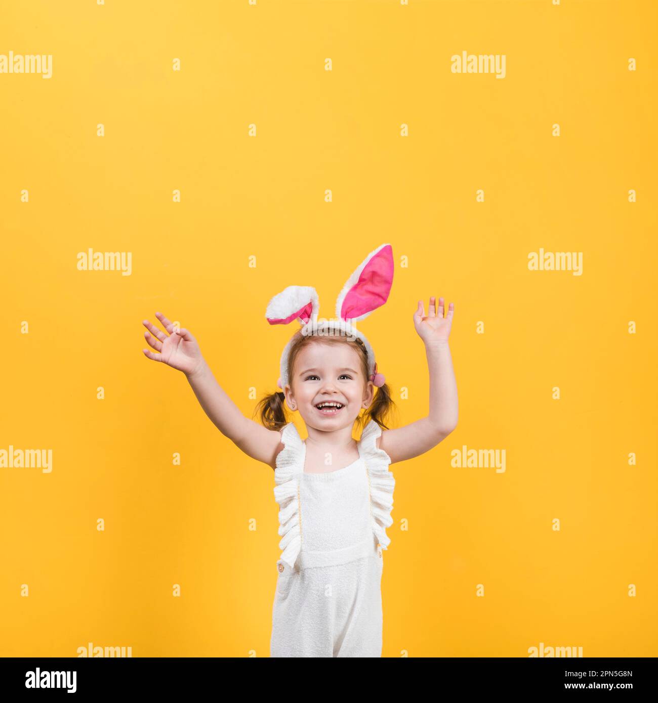 felice piccola ragazza coniglietto orecchie Foto Stock
