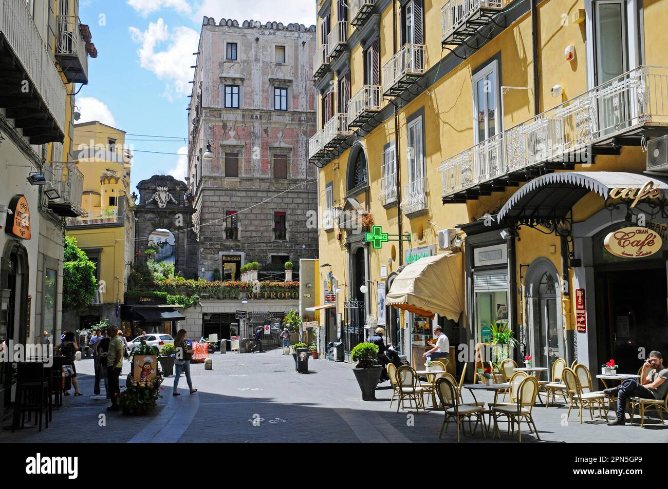 Street cafe, Via Chiaia, via dello shopping, Palazzo Cellamare, Napoli, Campania, Italia Foto Stock