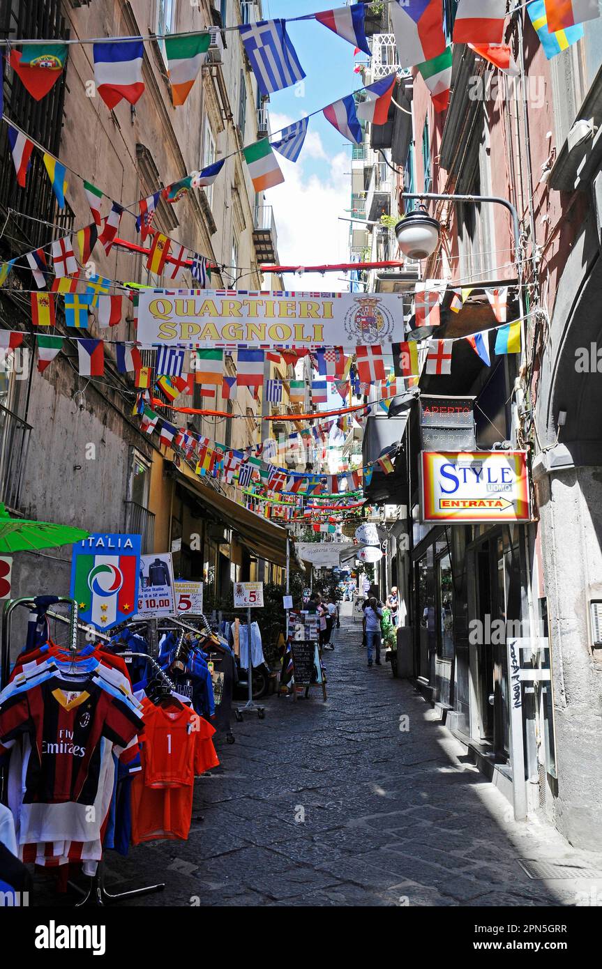 Bandiere colorate, negozi, vicolo piccolo, quartieri Spagnoli, quartiere spagnolo, Neighborhood, Napoli, Campania, Italia Foto Stock