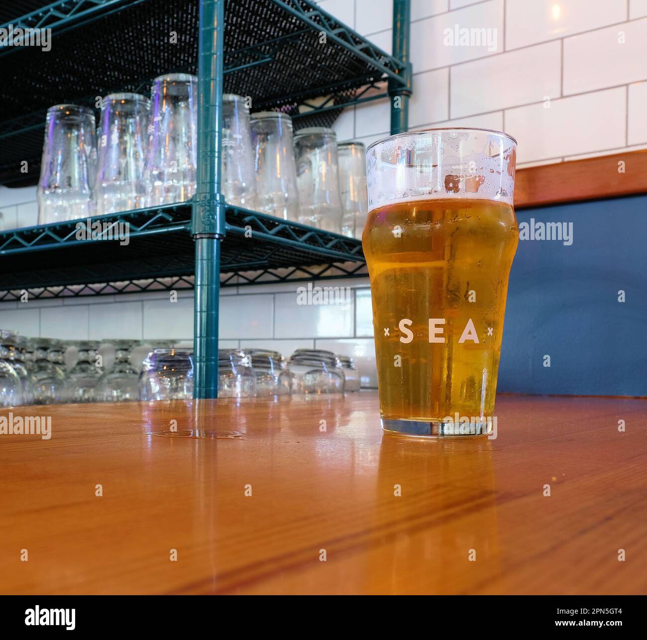 Bicchiere di birra chiara al bar presso la sala del rubinetto e la cucina dell'Humble Sea Brewery di pacifica, California; la birreria artigianale di Santa Cruz è stata fondata nel 2015. Foto Stock