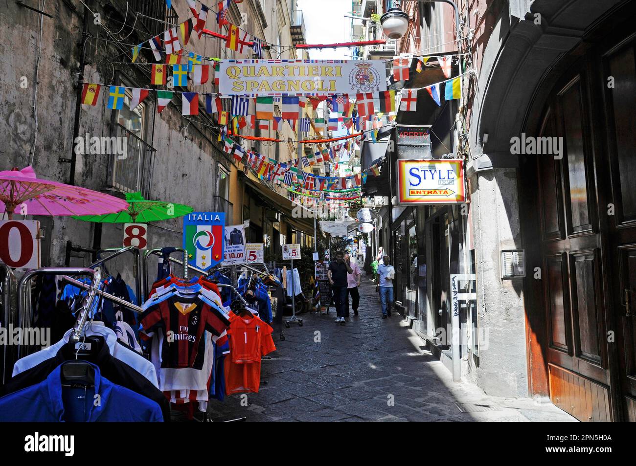 Bandiere colorate, negozi, vicolo piccolo, quartieri Spagnoli, quartiere spagnolo, Neighborhood, Napoli, Campania, Italia Foto Stock