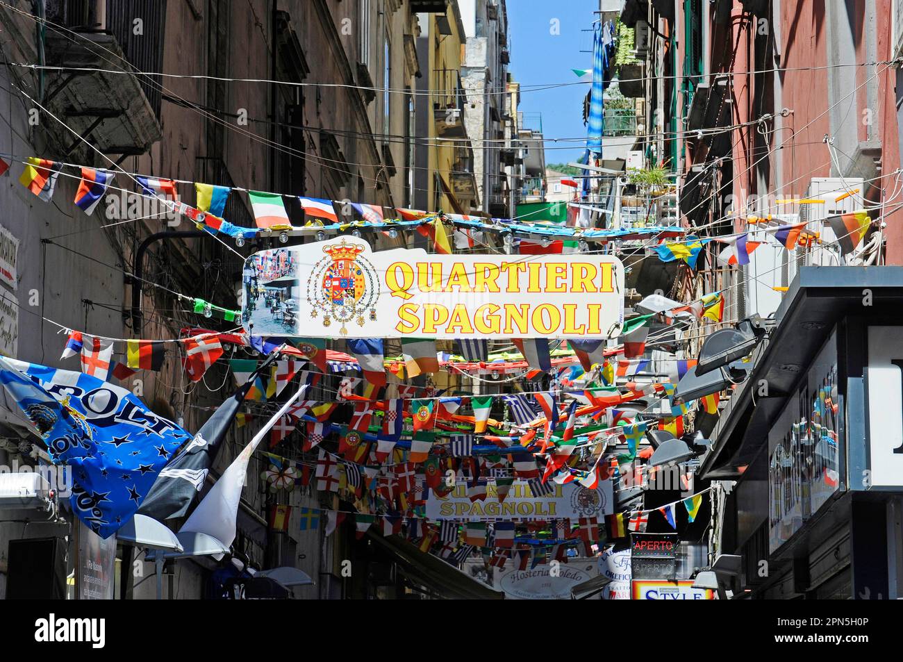 Bandiere colorate, vicolo, quartieri Spagnoli, quartiere spagnolo, quartiere, Napoli, Campania, Italia Foto Stock