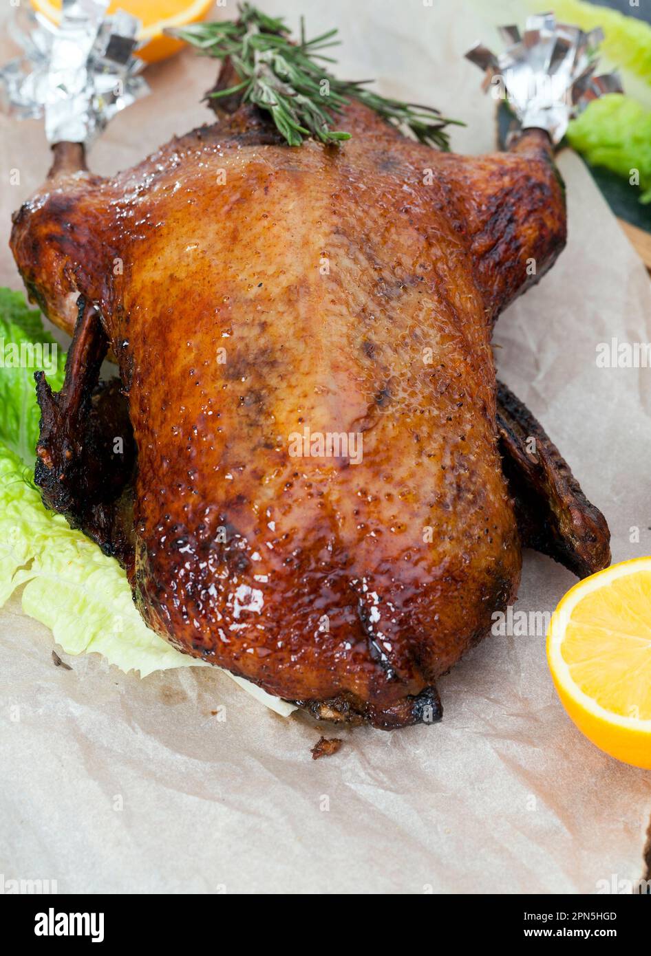 una carcassa intera di anatra stufata in forno , un primo piano di carne di anatra cotta sulla tavola Foto Stock