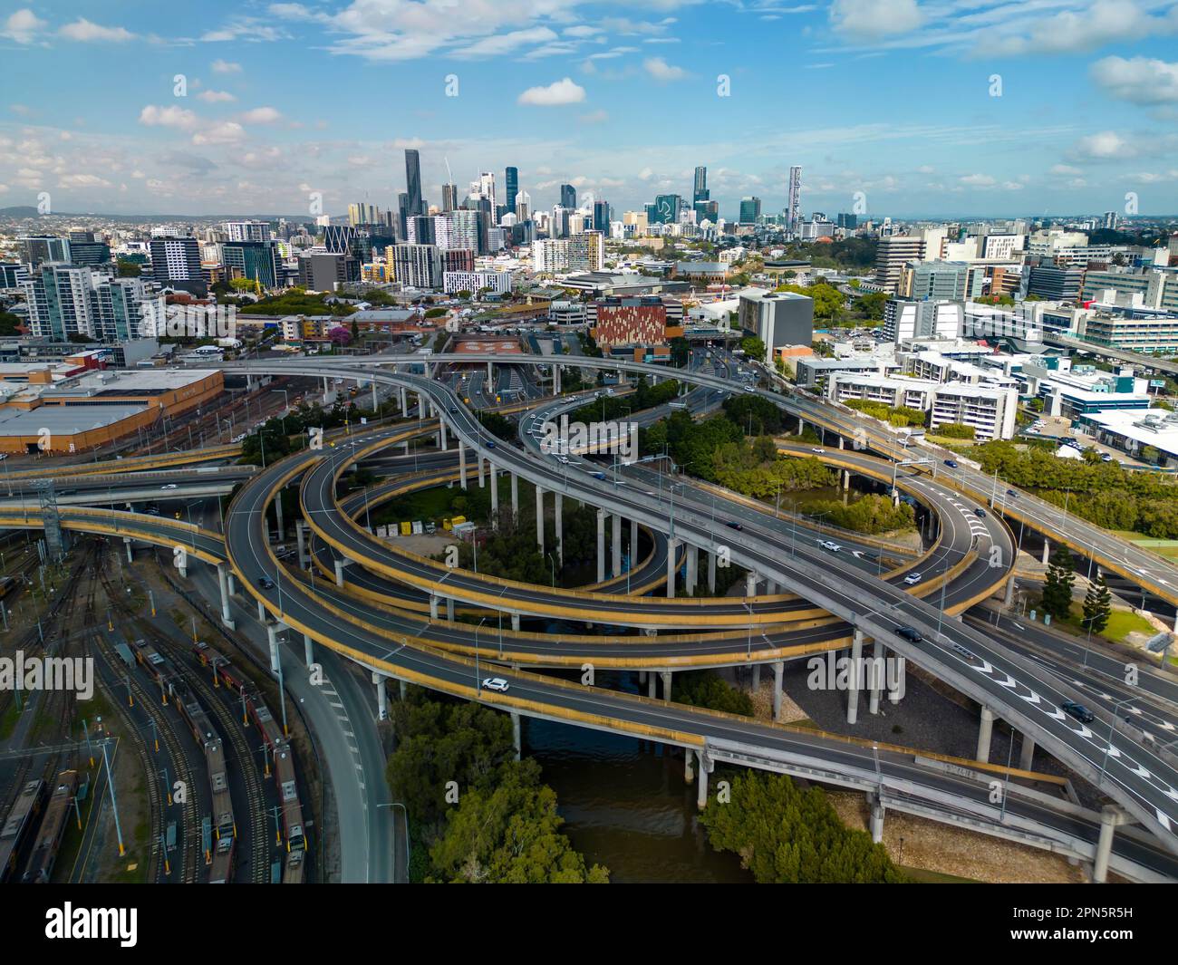 Ripresa aerea della città di Brisbane e del traffico autostradale in Australia di giorno Foto Stock