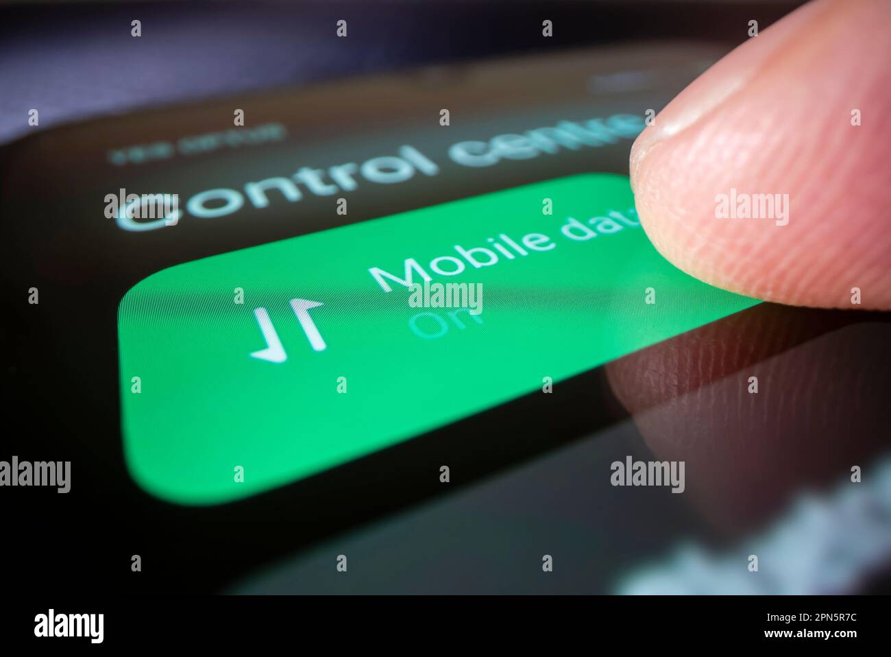 Scatto macro di attivazione dei dati mobili su uno smartphone, scatto con obiettivo con sonda macro Foto Stock