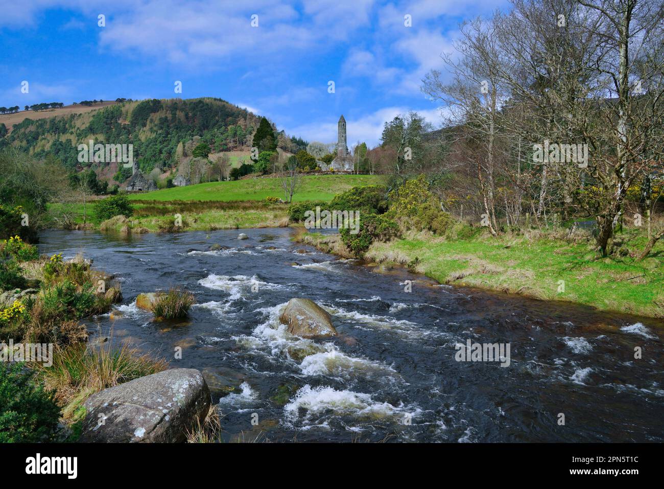 Glendalough riserva naturale con rovine del monastero medievale sullo sfondo Foto Stock