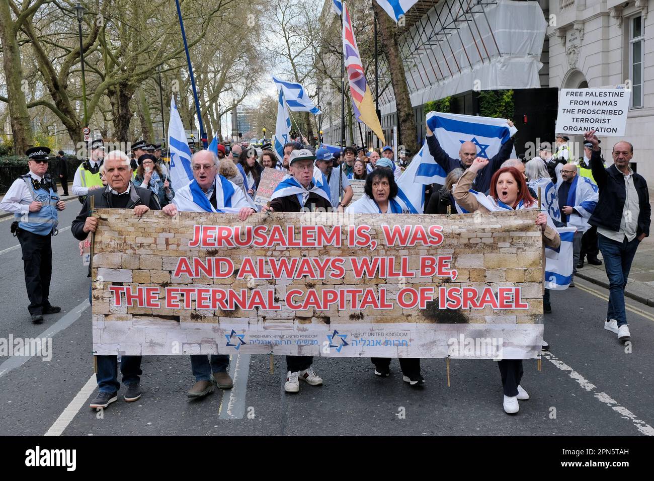 Londra, Regno Unito. 16th aprile 2023. Una marcia contro-protesta pro-Israele con un banner per Downing Street. La marcia di al-Quds ha avuto luogo fra l'ufficio domestico e Whitehall, tenuta vicino all'ultimo venerdì di Ramadan annualmente. L'evento è stato iniziato per opporsi alle politiche discriminatorie israeliane, al sionismo e mostrare solidarietà al popolo palestinese. Una piccola contro-protesta israeliana è stata tenuta separata dalla marcia da agenti di polizia. Credit: Undicesima ora di Fotografia/Alamy Live News Foto Stock
