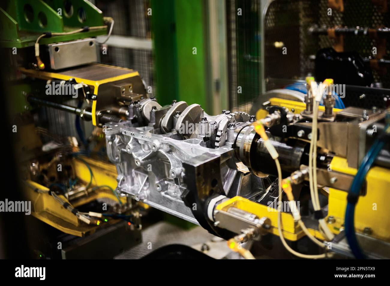 Motore per auto illuminato su banco di prova nell'officina dello stabilimento di produzione Foto Stock