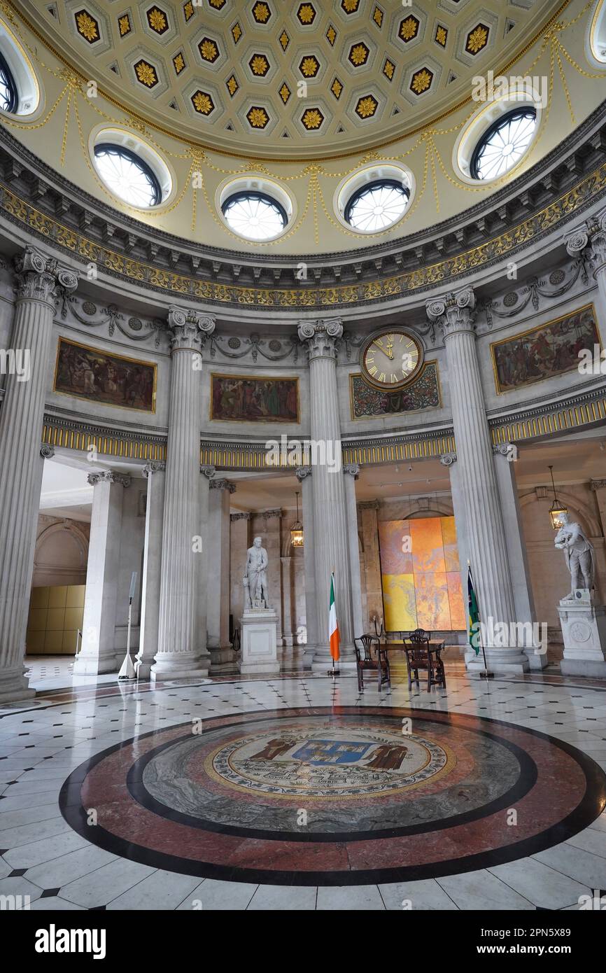 Rotunda e soffitto a cupola ornato e pavimento a mosaico del Municipio di Dublino Foto Stock