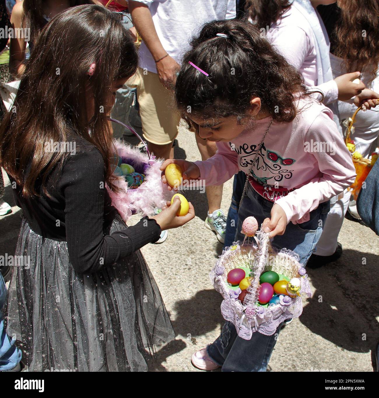 Hasbaya, Libano. 16th Apr, 2023. Due ragazze giocano a picchiettare le uova durante la celebrazione della Pasqua nella città di Hasbaya, sud del Libano, 16 aprile 2023. Credit: Taher Abu Hamdan/Xinhua/Alamy Live News Foto Stock