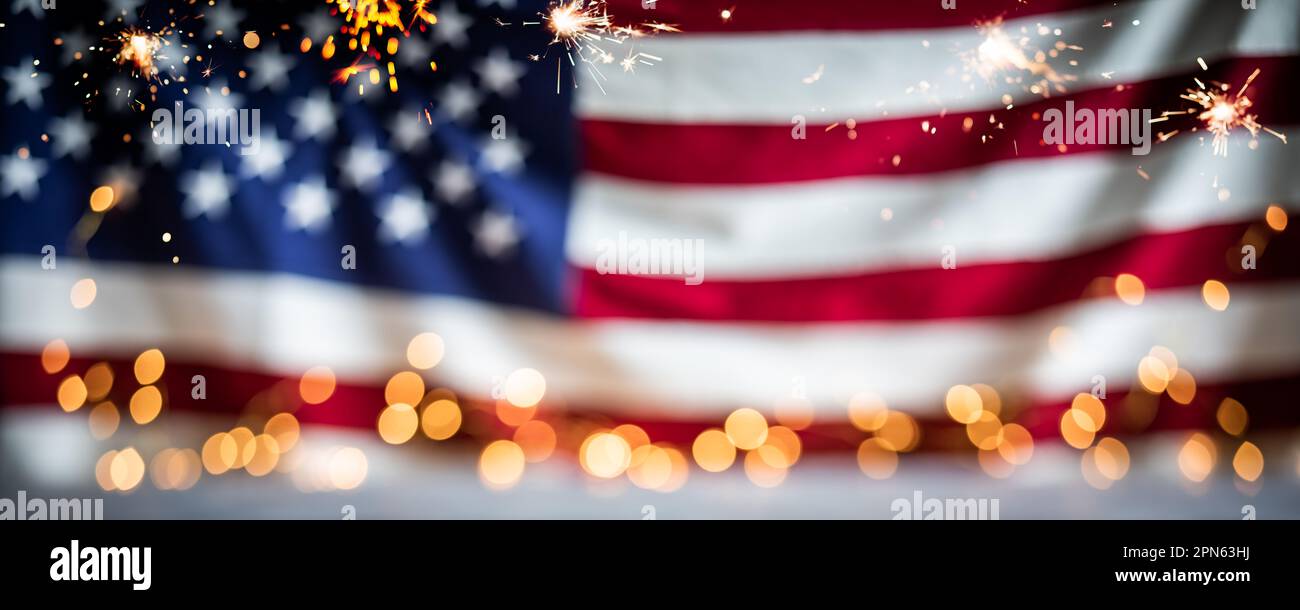 Bandiera americana sfocata con luci bokeh e scintillatori. Quarto di luglio Independence Day sfondo Foto Stock
