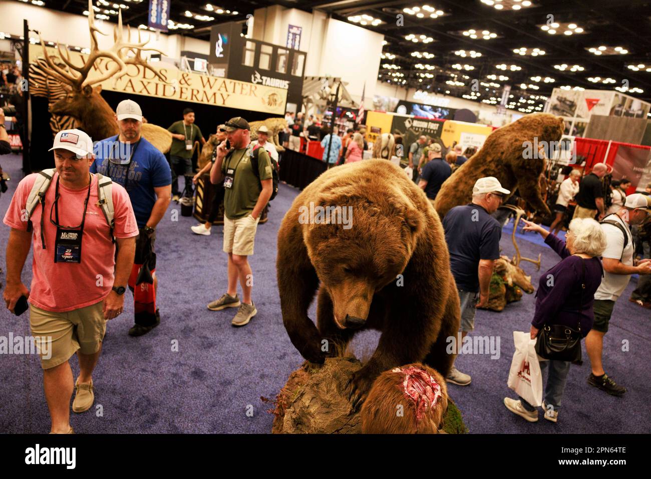 INDIANAPOLIS, INDIANA - 15 APRILE: Gli ospiti passeranno davanti ad un orso farcito durante le riunioni e le mostre annuali della National Rifle Association presso l'Indiana Convention Center il 15 Aprile 2023 ad Indianapolis, Indiana. Il convegno, che si prevede attirerà circa 70.000 ospiti, è stato aperto venerdì. (Foto di Jeremy Hogan/The Bloomingtonian) Foto Stock