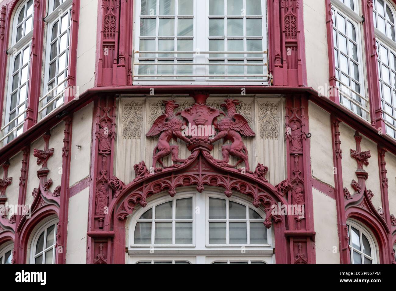 ROUEN, FRANCIA - 31 AGOSTO 2019: Questo è un frammento con uno stemma in legno intagliato del proprietario sulla facciata della sua casa a graticcio. Foto Stock