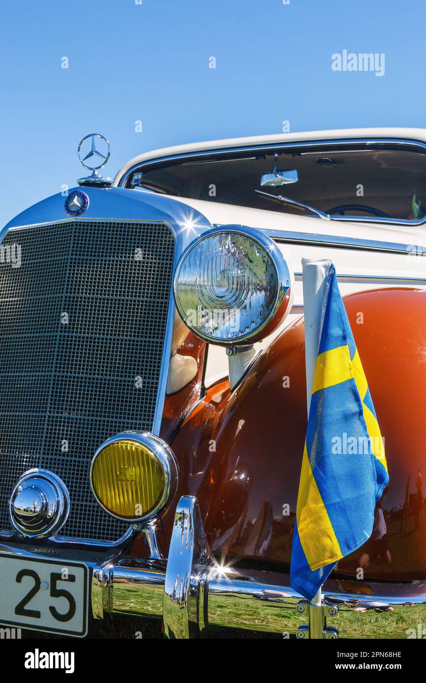 Bandiera svedese su una vecchia Mercedes-Benz Foto Stock