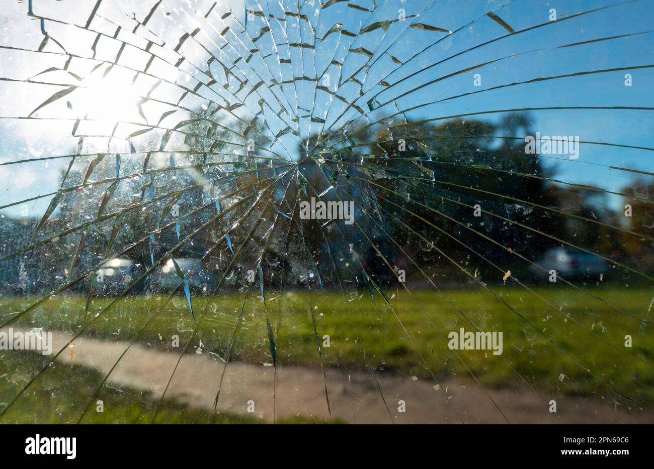 Vetro rotto alla fermata del bus stradale Foto Stock
