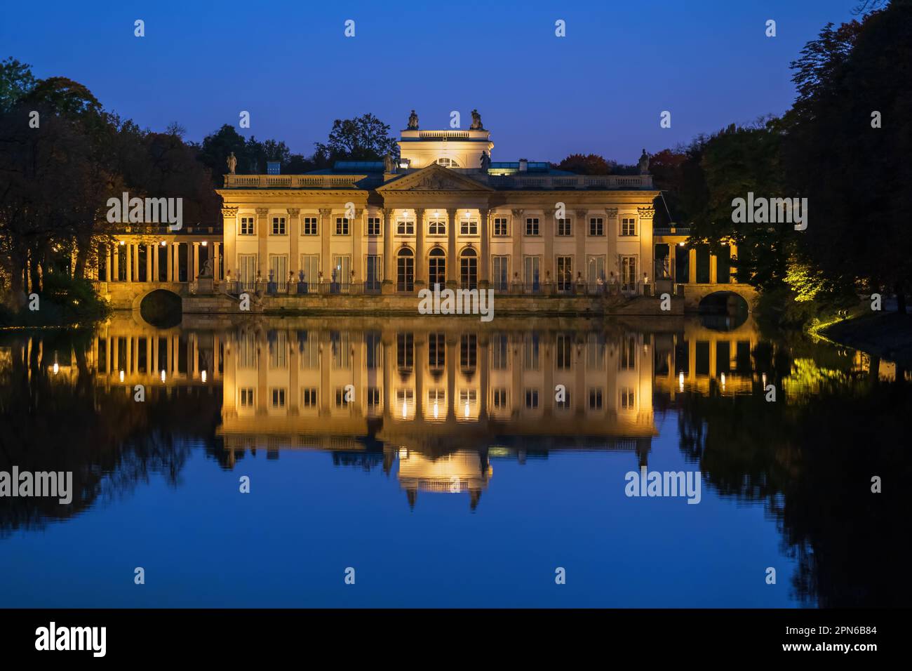 Il Palazzo sull'isola illuminato di notte nel Parco reale Lazienki nella città di Varsavia, Polonia. Residenza estiva del re Stanisław agosto Poniatowsk Foto Stock