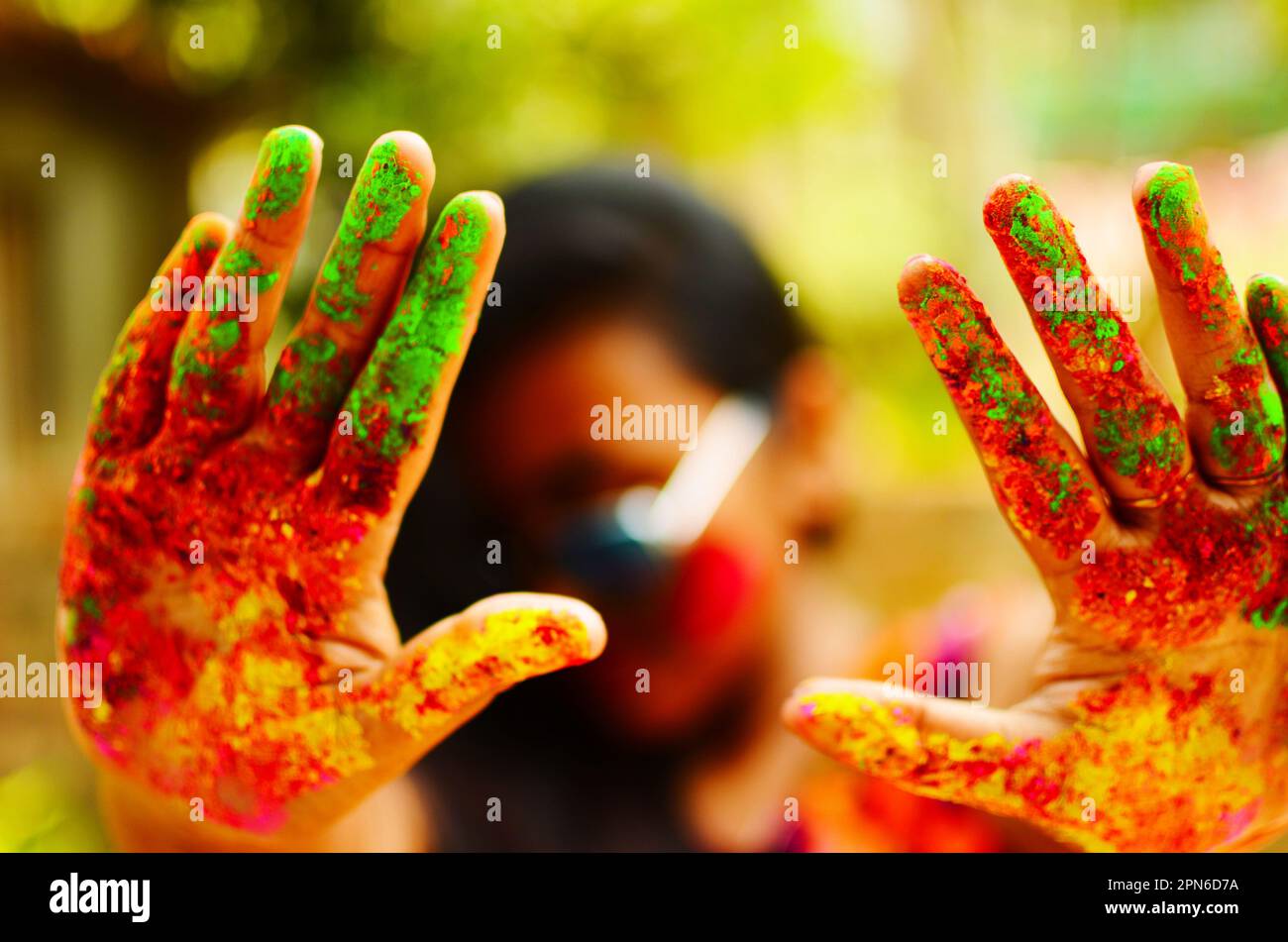 Colore Holi nelle mani della ragazza Foto Stock