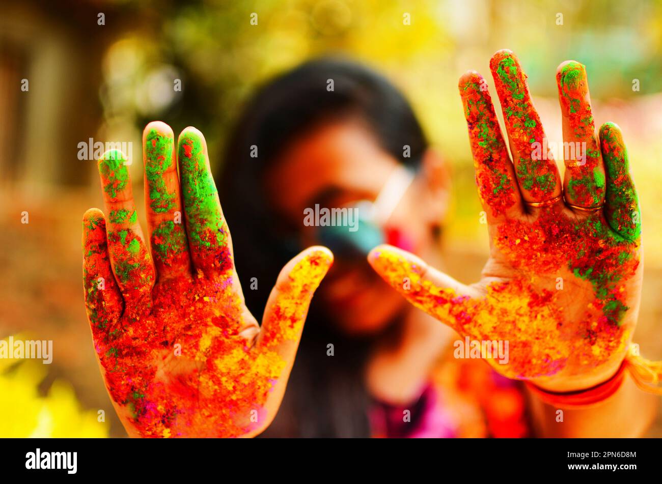 Colore Holi nelle mani della ragazza Foto Stock