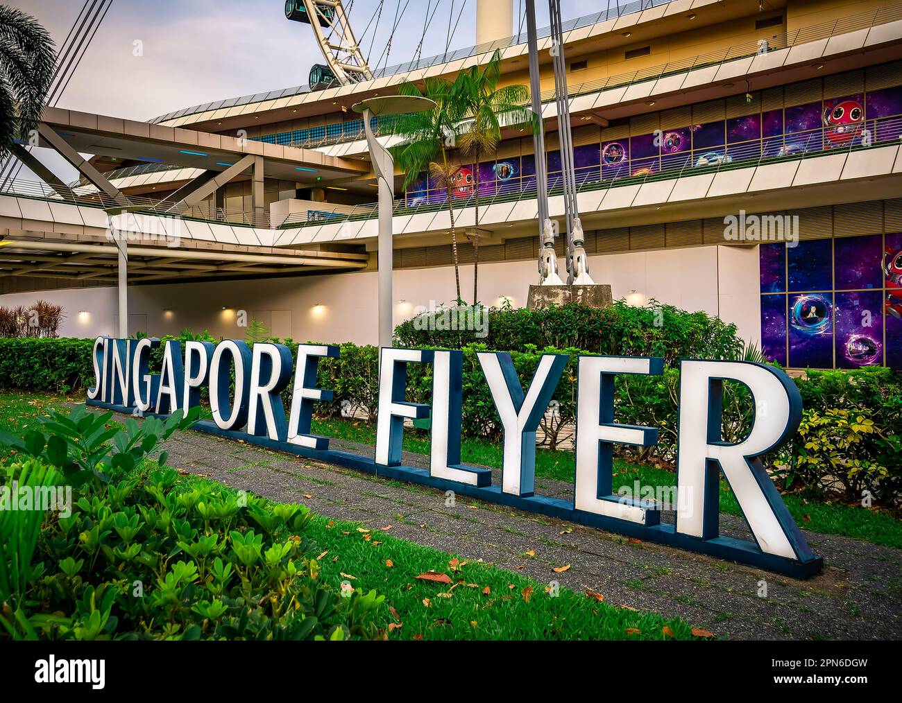 Singapore Flyer (ruota gigante di Farris) accanto al fiume Singapore. Foto Stock