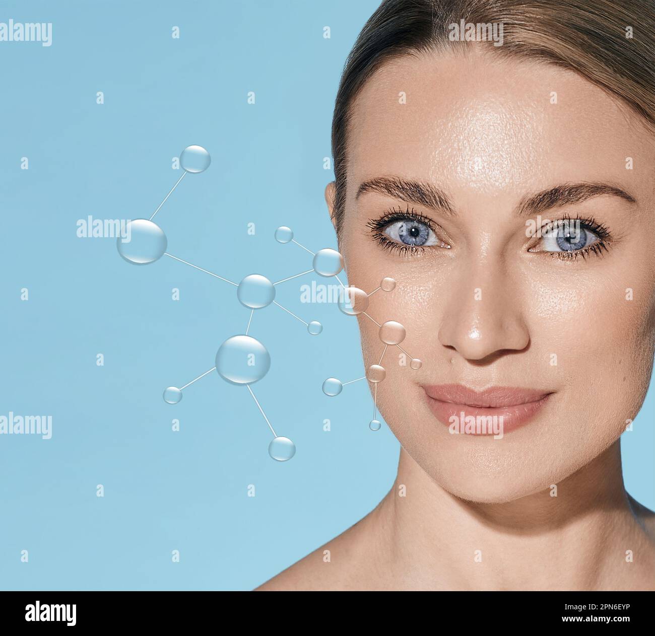 Concetto idratante della pelle. Gocce d'acqua sul viso di bella donna con pelle fresca idratata e idratata, su sfondo blu Foto Stock