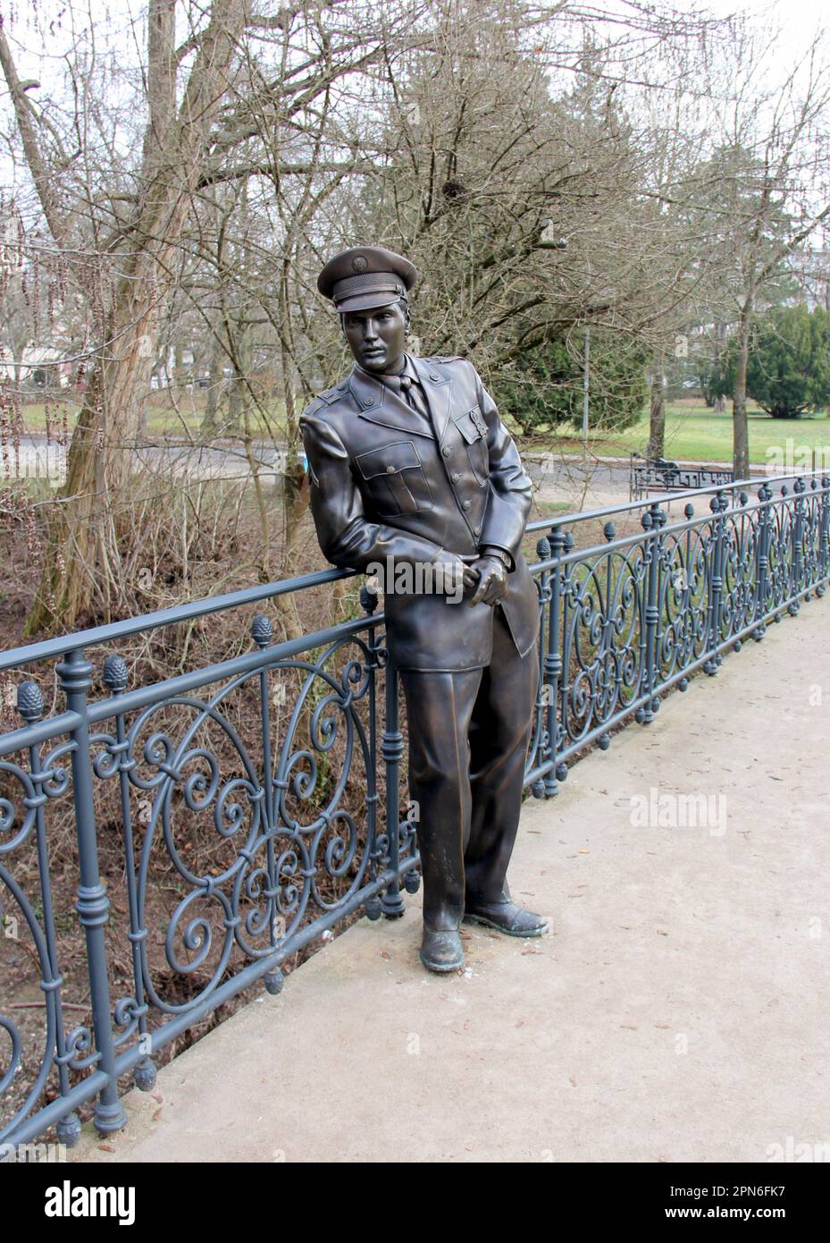 Statua in bronzo di Elvis Presley, in uniforme privata dell'esercito degli Stati Uniti, sul ponte pedonale sul fiume USA nel Kurpark, Bad Nauheim, Germania Foto Stock