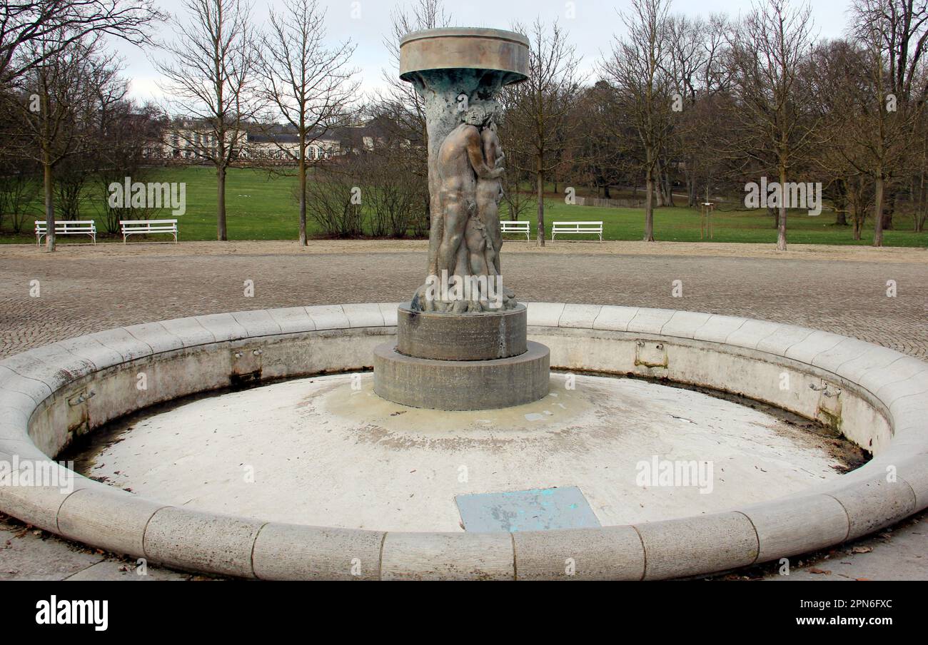 Fontana del sapere nel roundel castagno a Kurpark, Bad Nauheim, Assia, Germania Foto Stock