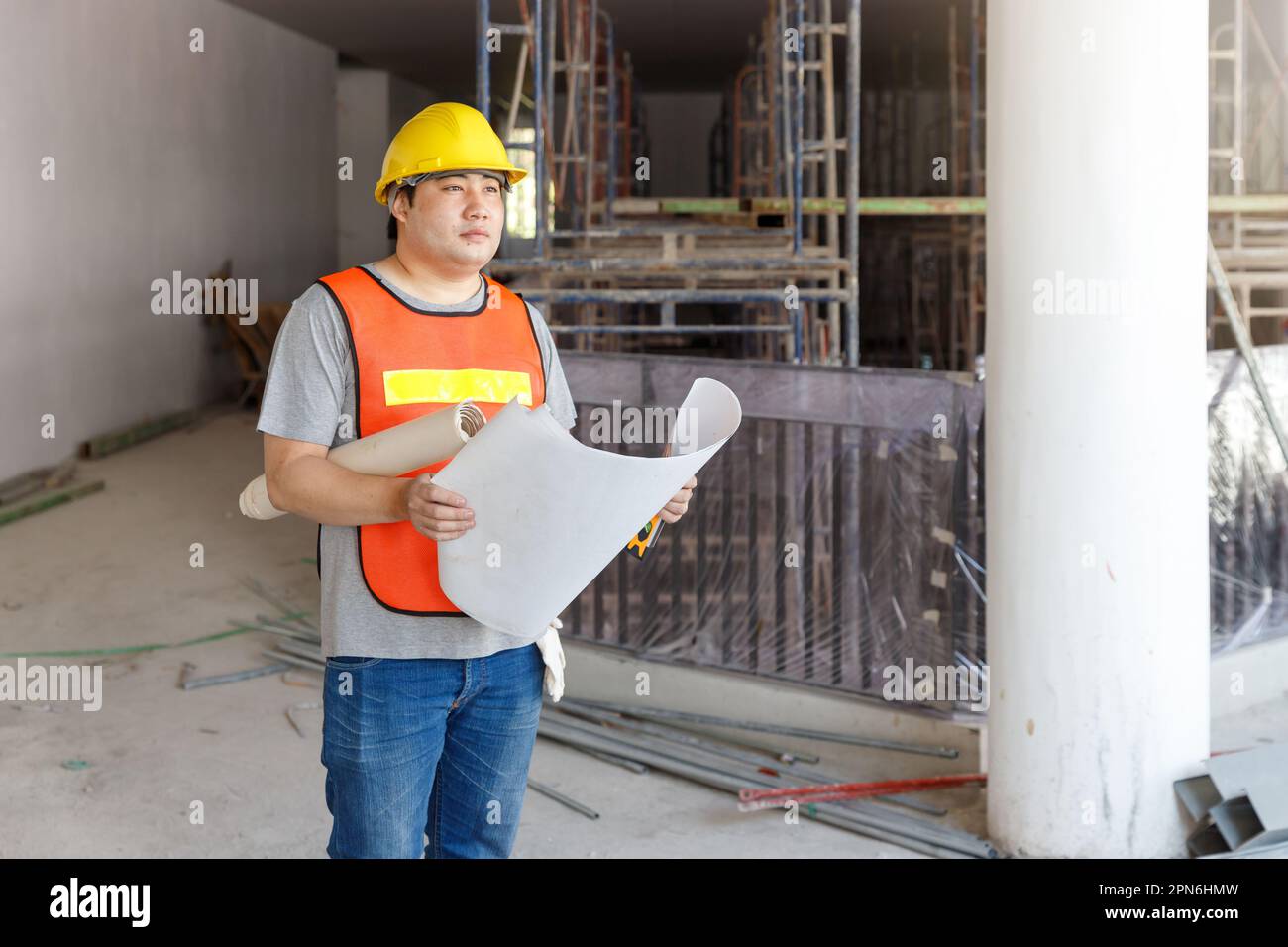 Concetto di costruzione di ingegnere e architetto lavorare con il modello di costruzione e il progetto in cantiere, ingegnere e architetto discutere c Foto Stock
