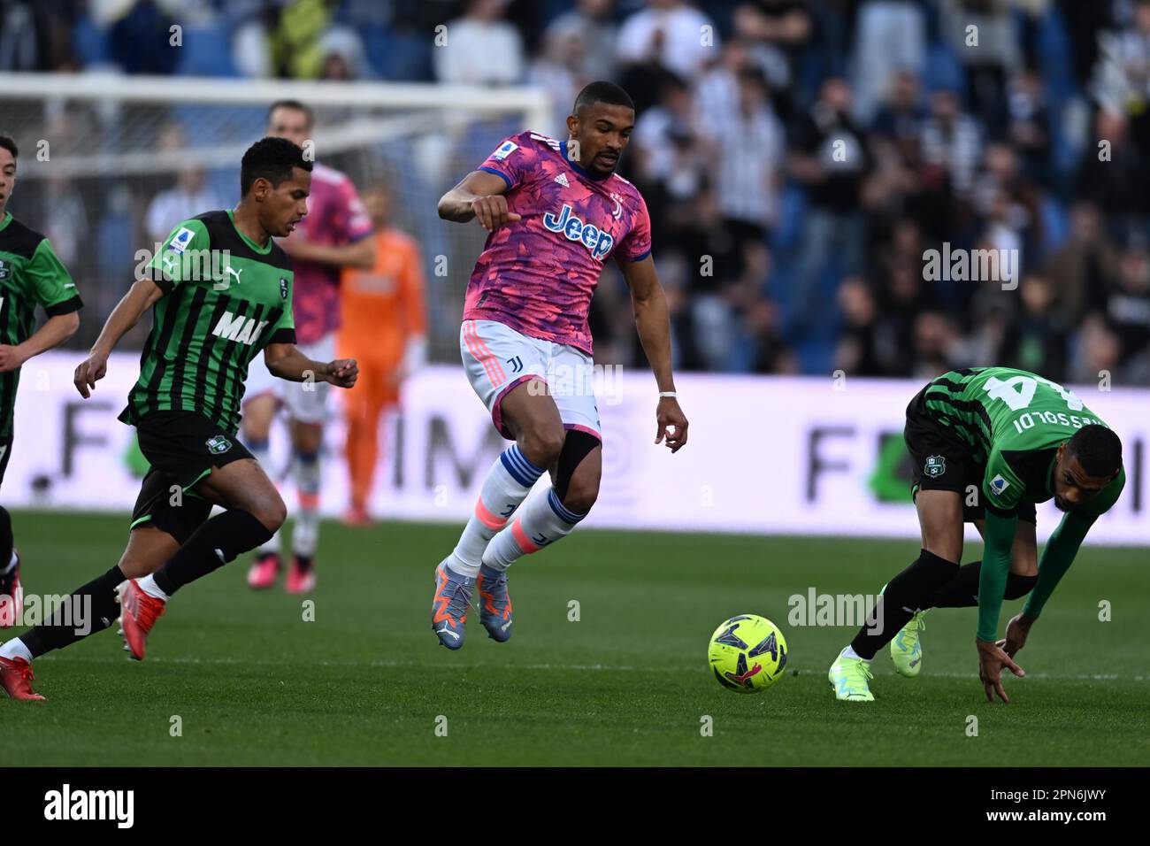 Rogerio Oliveira da Silva (Sassuolo)Danilo Luiz da Silva (Juventus)Ruan Tressoldi (Sassuolo) durante la partita italiana della 'Serie A' tra Sassuolo 1-0 Juventus allo Stadio Mapei il 16 aprile 2023 a Reggio Emilia. Credit: Maurizio Borsari/AFLO/Alamy Live News Foto Stock