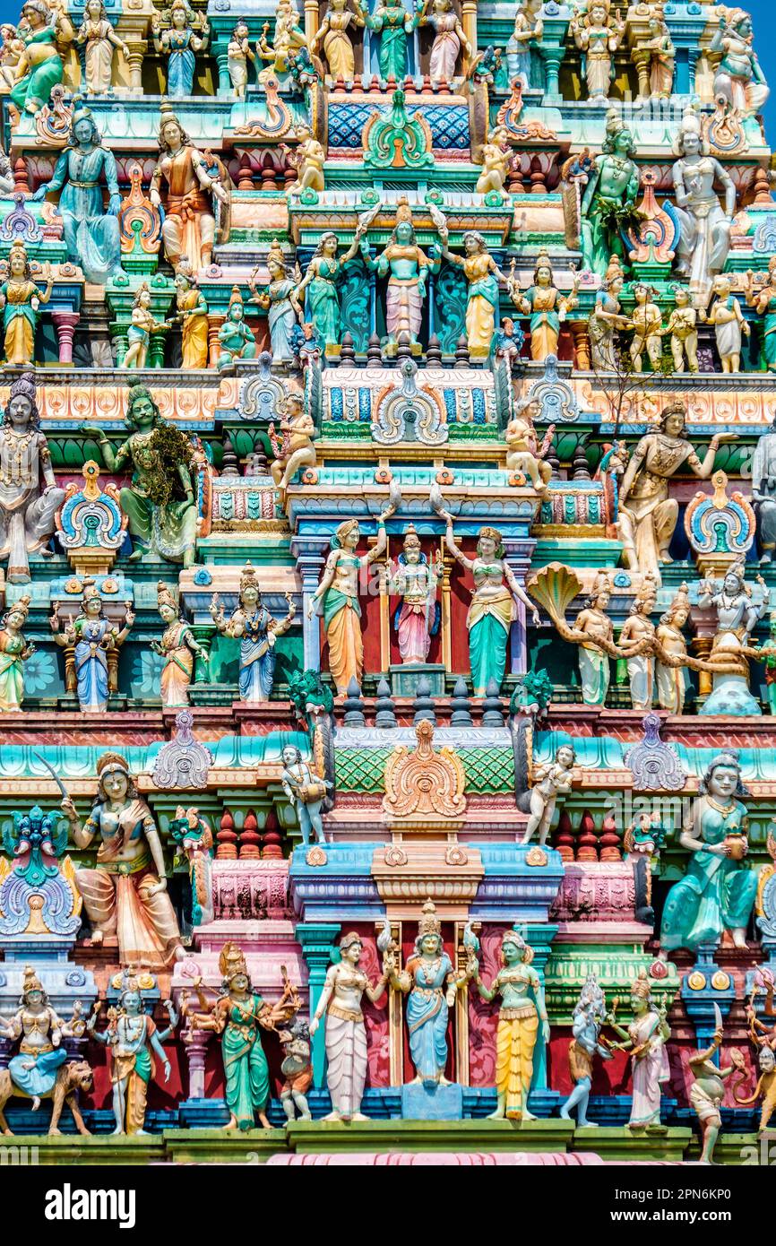Sculture altamente decorative su un tempio indù in Sri Lanka Foto Stock