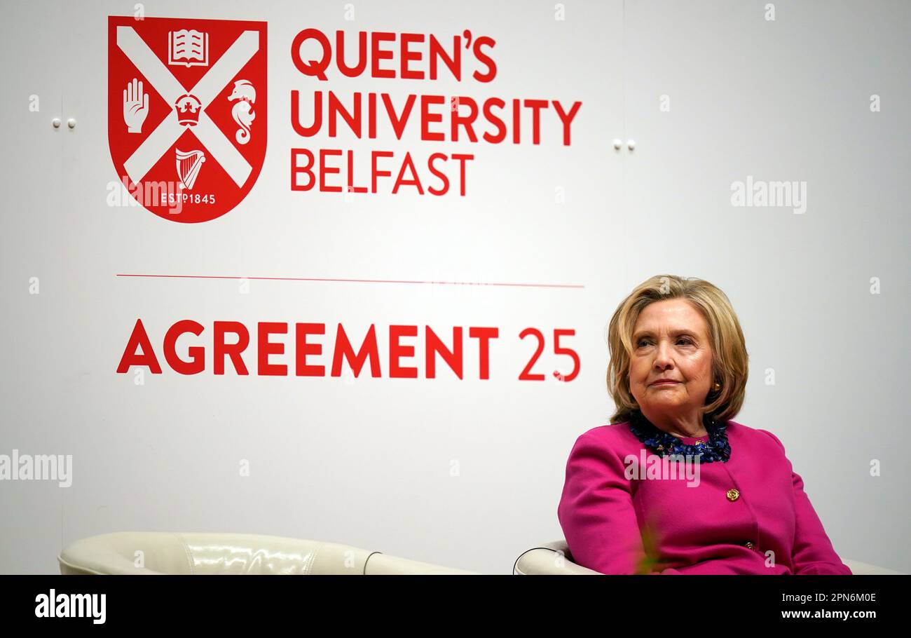 Hillary Clinton ha partecipato alla conferenza internazionale di tre giorni alla Queen's University Belfast in occasione del 25th° anniversario dell'accordo Belfast/Venerdì Santo. Data immagine: Lunedì 17 aprile 2023. Foto Stock