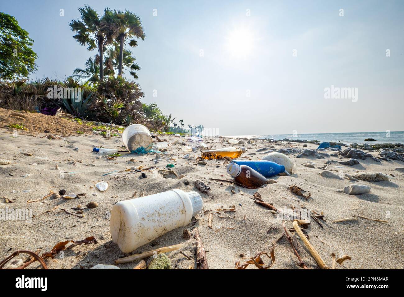 Rifiuti di plastica lavati su una spiaggia tropicale in Sri Lanka Foto Stock