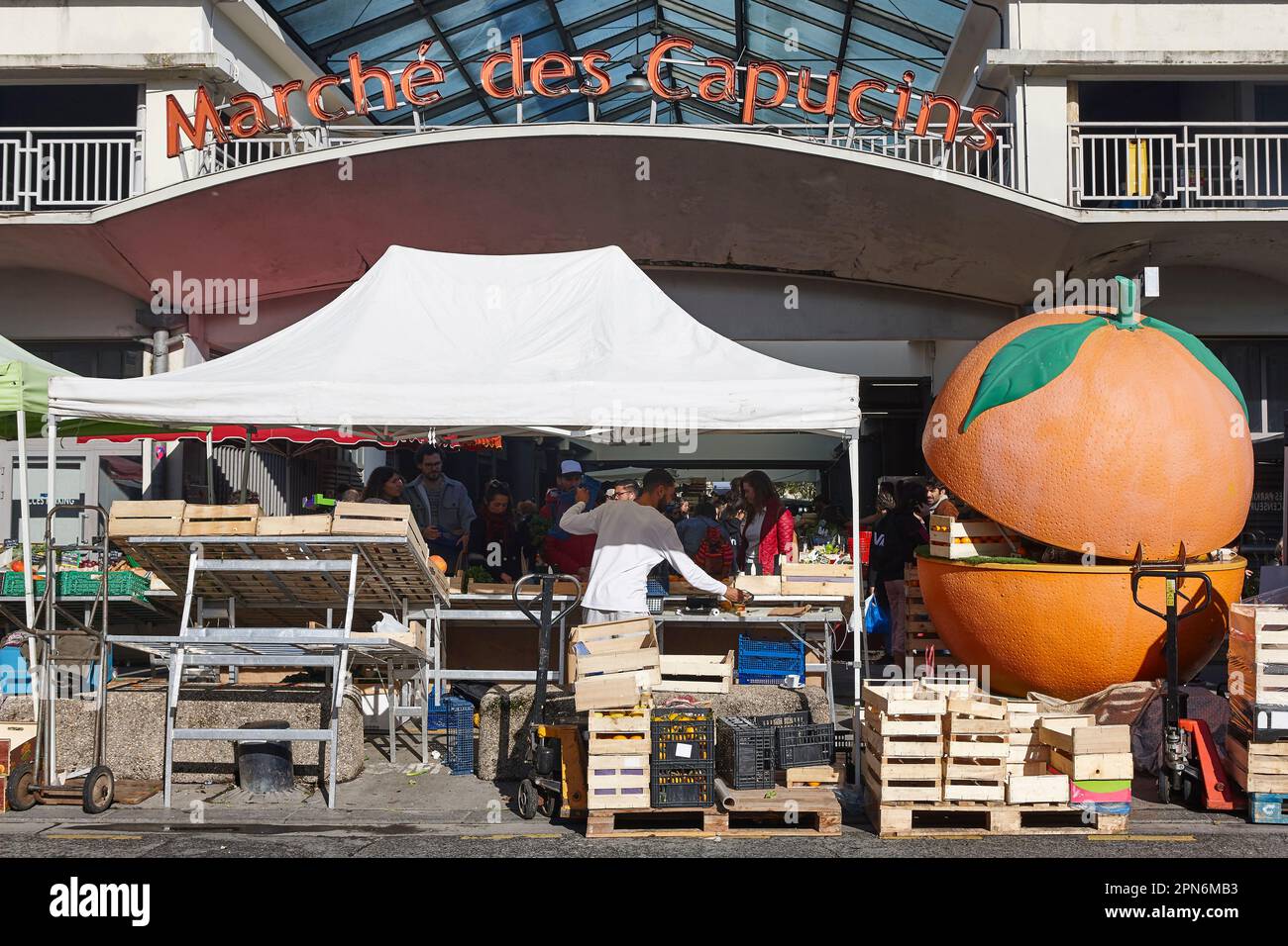 Mercato tradizionale Capucins nel centro di Bordeaux. Aquitaine, Francia Foto Stock