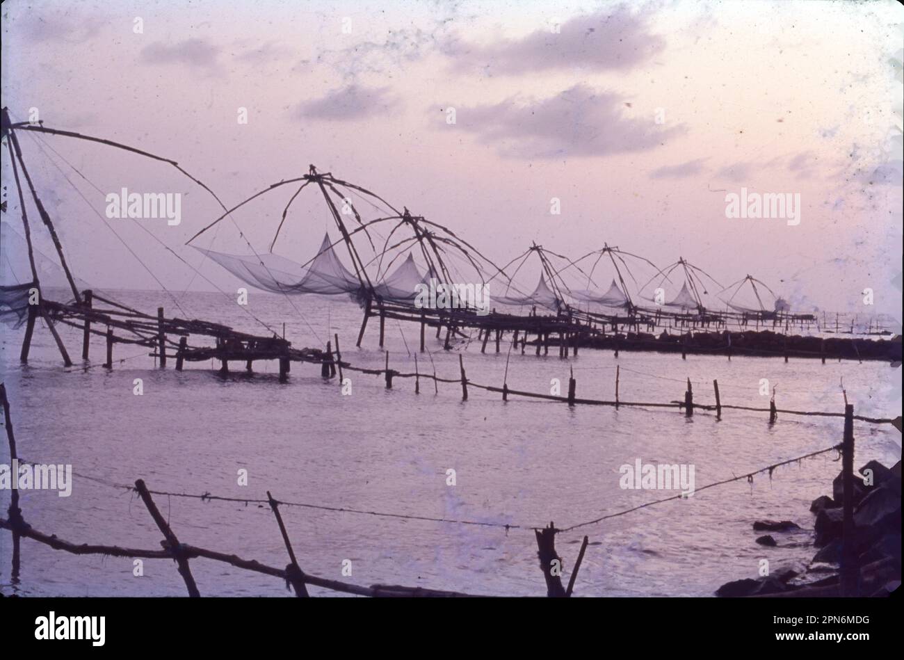 Le reti da pesca cinesi sono un tipo di rete fissa di sollevamento in India e Indonesia. Si tratta di reti da pesca che sono impianti fissi di terra per la pesca. A una distanza di 13 km da Ernakulam Junction, le reti da pesca cinesi sono un tipo di reti da pesca che costellavano la bocca del porto a Fort Kochi. Le reti da pesca cinesi a Fort Kochi sono un'attrazione imperdibile nel Kerala. Si tratta di impianti terrestri fissi, utilizzati per la pesca con un metodo unico. Foto Stock