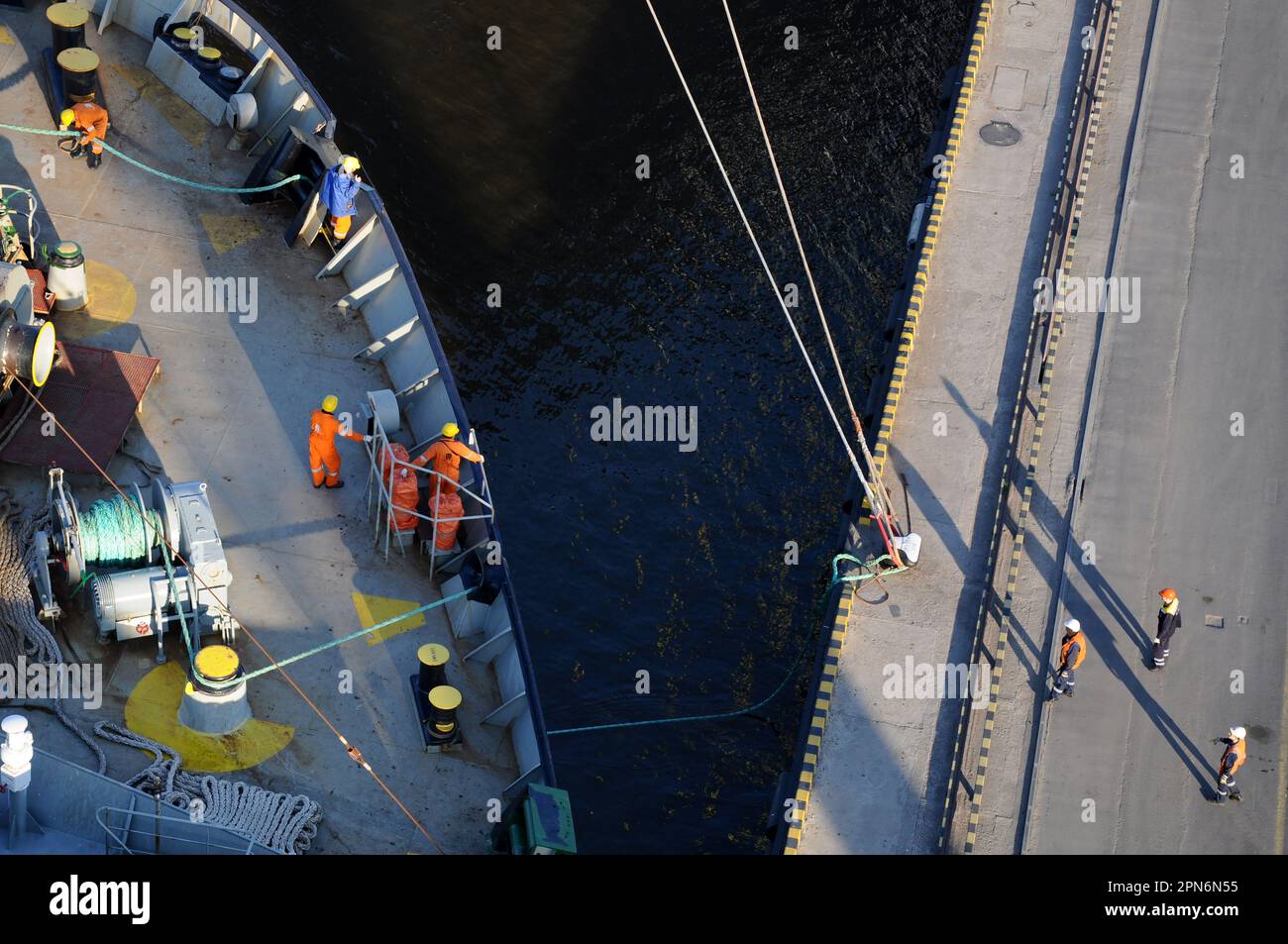 Ormeggio del containership MSC sull'ormeggio mentre si arriva al porto marittimo. Foto Stock