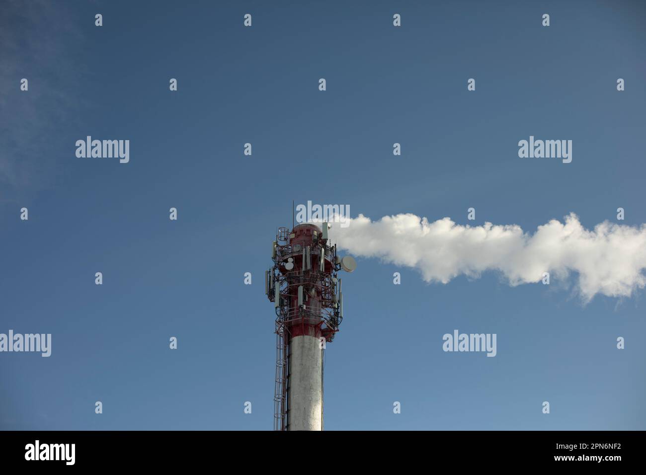 Tubo stazione caldaia. Fumo dal camino. Zona industriale. Foto Stock