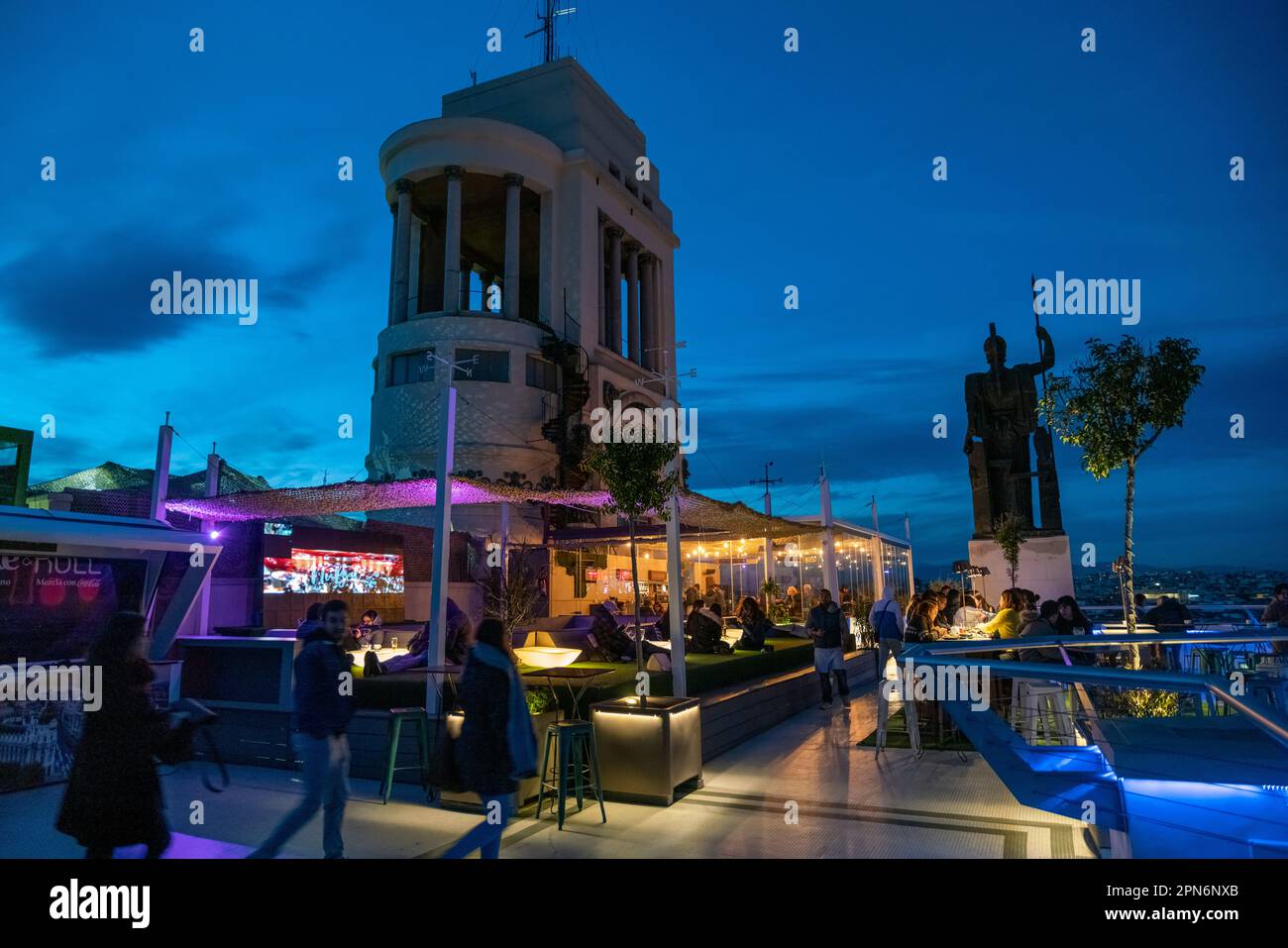 Bar ristorante sul tetto del centro artistico e culturale di Madrid al tramonto Foto Stock