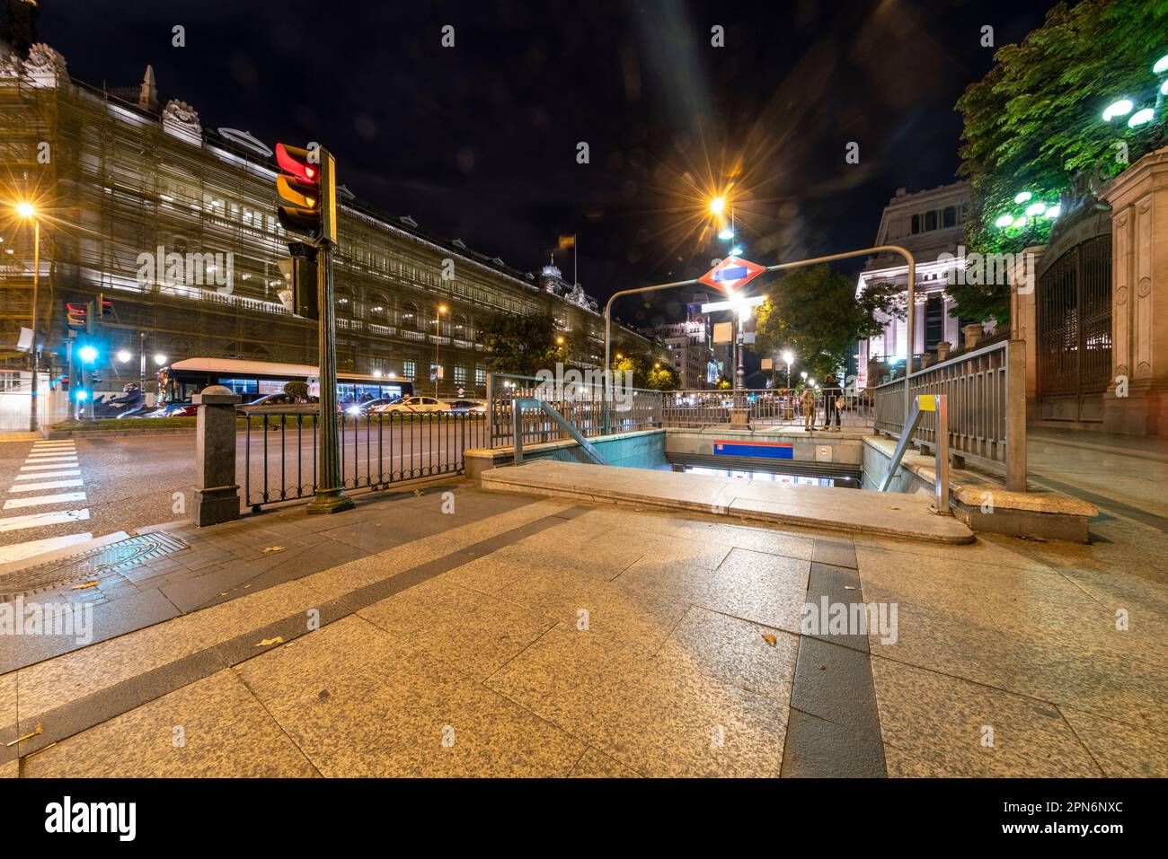 Uscita della metropolitana banco de Espana a Madrid illuminata di notte Foto Stock