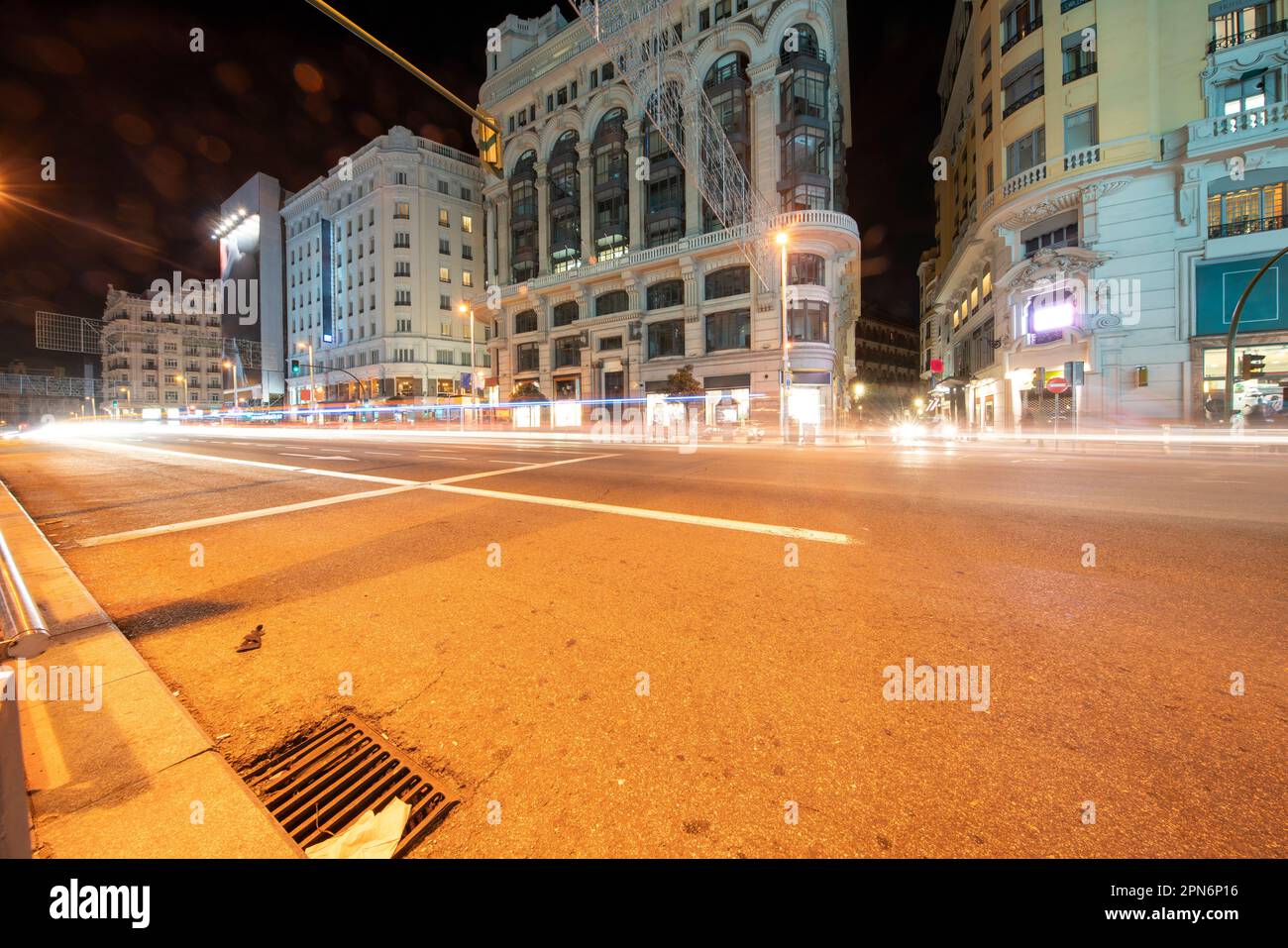 Edifici storici in Gran Via a Madrid di notte con sentieri leggeri Foto Stock