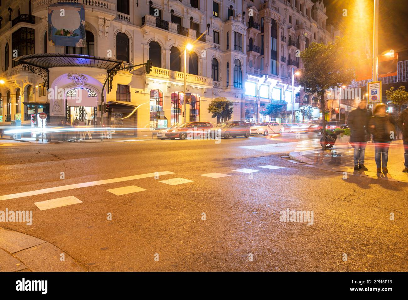 Edifici storici in Gran Via a Madrid di notte con sentieri leggeri Foto Stock