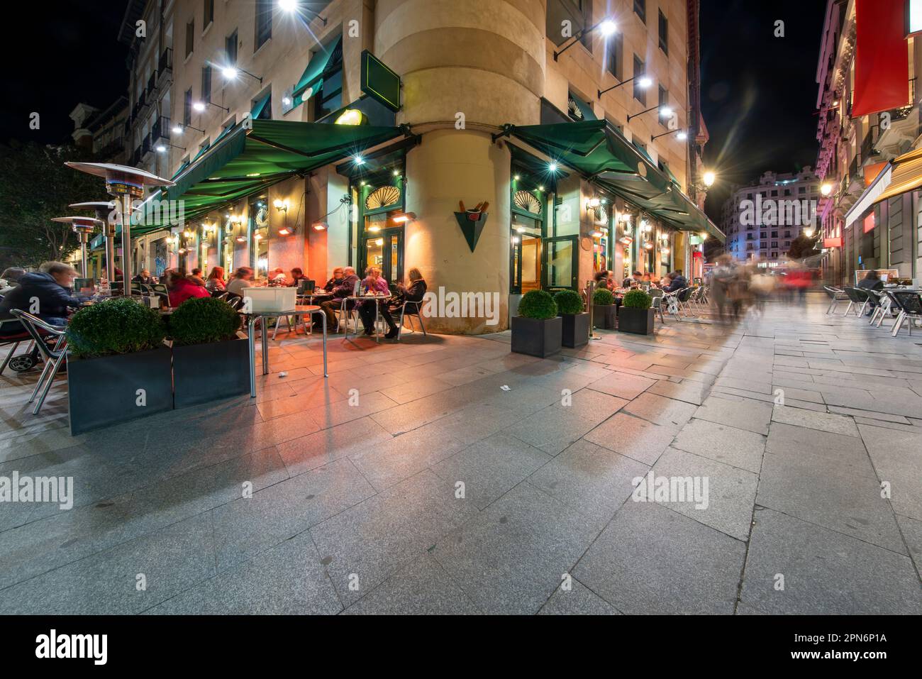 Strada dello shopping con ristoranti nella città di Madrid di notte Foto Stock