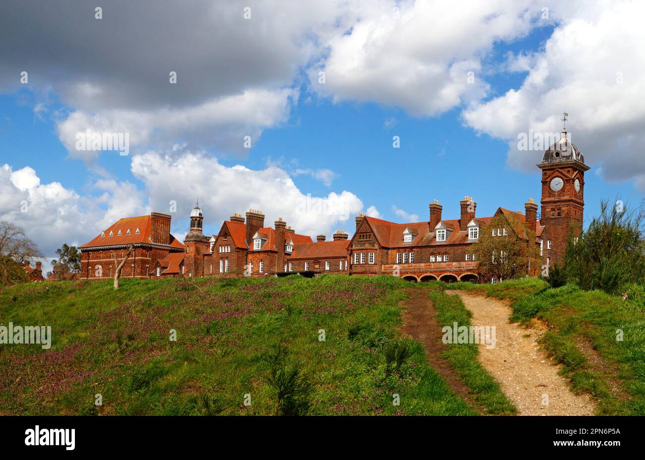 Una vista della prigione HM da St James Hill sulla Mousehold Heath che domina la città di Norwich, Norfolk, Regno Unito. Foto Stock