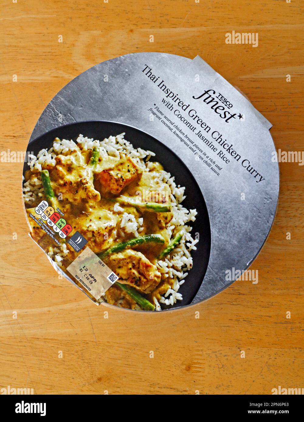 Un migliore curry di pollo verde di ispirazione Tesco con riso al cocco Jasmine su un tavolo da cucina e pronto per la cucina. Foto Stock