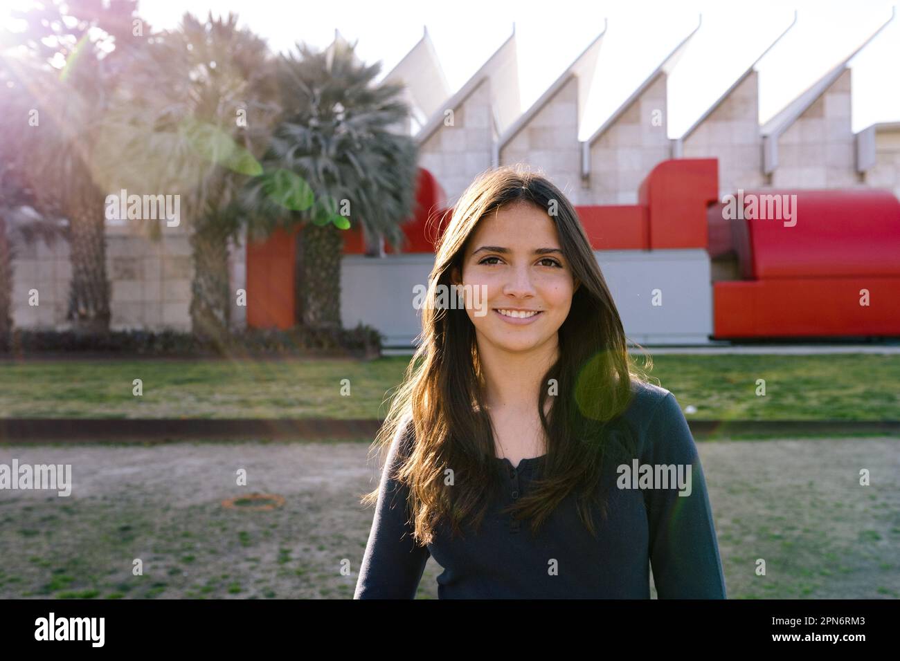 La ragazza adolescente sorride mentre sta levandosi in piedi davanti a LACMA Foto Stock